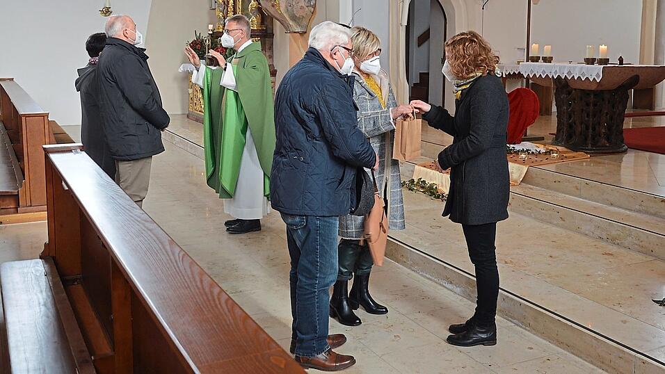 Ein kleines Geschenk gab es für die Ehejubilare von Pastoralassistentin Elisabeth Eibl.