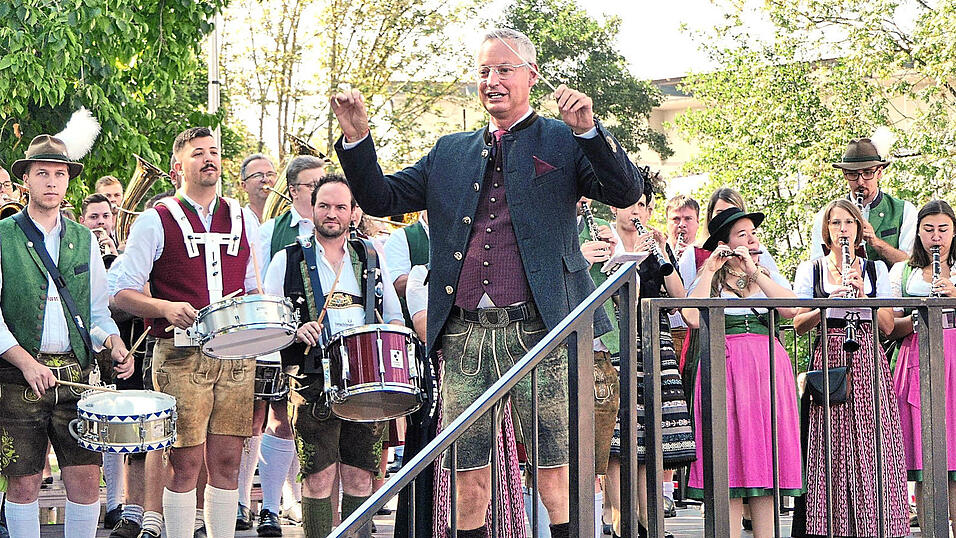 Ein Besuchermagnet war am Sonntag auf dem G&auml;ubodenvolksfest das gemeinsame Blaskonzert der sieben Festzeltkapellen. Und die Prominenz aus Stadt und Land schwang dabei den Dirigentenstab.