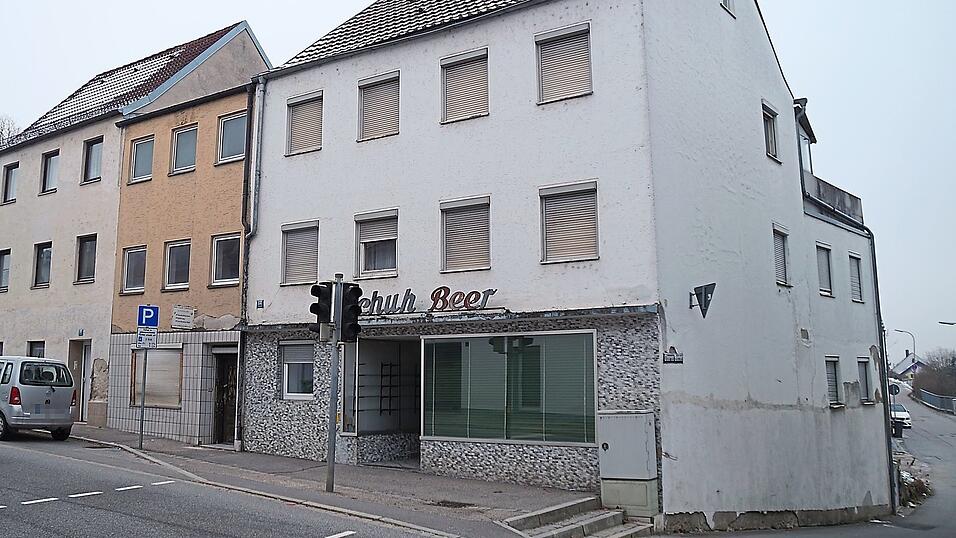 Der gesamte Häuserkomplex (Oberes Buchet 1, Theresienstraße 12 - 16) soll abgerissen und durch ein Mehrfamilienwohnhaus mit Tiefgarage ersetzt werden. Zu Diskussionen geführt hat etwa die angedachte Ein- und Ausfahrt der Tiefgarage. Für diese müsste man nach aktueller Planung ins Obere Buchet einbiegen und rund 20 Meter zurücklegen, um dann auf der linken Seite hineinfahren zu können. Der gesamte Häuserkomplex (Oberes Buchet 1, Theresienstraße 12 - 16) soll abgerissen und durch ein Mehrfamilienwohnhaus mit Tiefgarage ersetzt werden. Zu Diskussionen geführt hat etwa die angedachte Ein- und Ausfahrt der Tiefgarage. Für diese müsste man nach aktueller Planung ins Obere Buchet einbiegen und rund 20 Meter zurücklegen, um dann auf der linken Seite hineinfahren zu können.