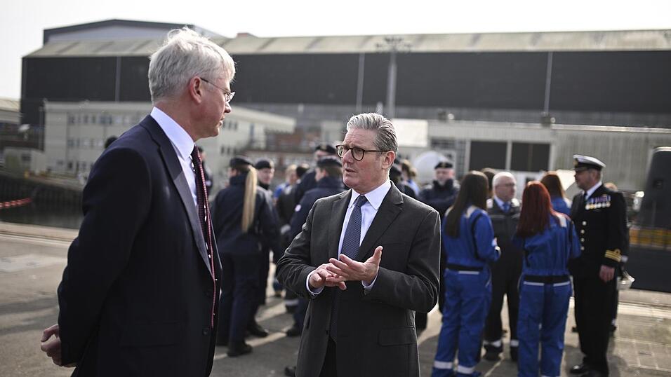 Der britische Premierminister Keir Starmer (Mitte) hat am Donnerstag an der Kiellegung eines neuen Atom-U-Bootes der Royal Navy im Nordwesten Englands teilgenommen, bevor er zu dem Militärgipfel angereist ist. Der britische Premierminister Keir Starmer (Mitte) hat am Donnerstag an der Kiellegung eines neuen Atom-U-Bootes der Royal Navy im Nordwesten Englands teilgenommen, bevor er zu dem Militärgipfel angereist ist.