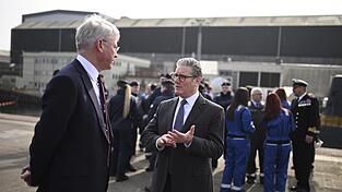 Der britische Premierminister Keir Starmer (Mitte) hat am Donnerstag an der Kiellegung eines neuen Atom-U-Bootes der Royal Navy im Nordwesten Englands teilgenommen, bevor er zu dem Militärgipfel angereist ist.
