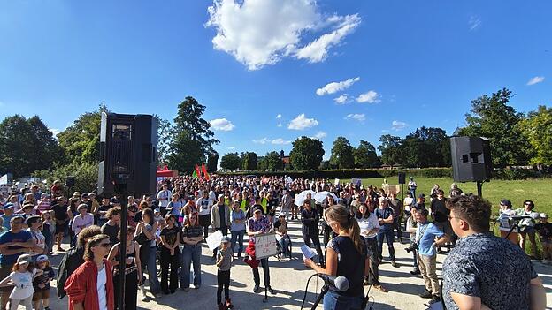 Versammlungsleiterin Astrid von Willmann er&ouml;ffnete die Gegendemonstration, welche in der Rektor-Weh-Stra&szlig;e und dem angrenzenden Parkplatz ihren Anfang nahm.