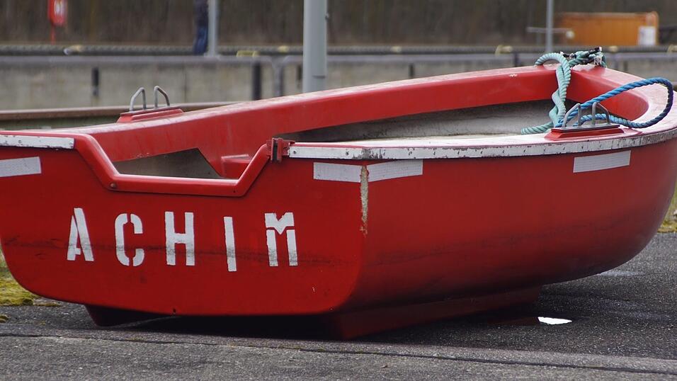 Das Beiboot des Frachters Achim, der bei Geisling gesunken ist. Mit der Bergung geht es gut voran.