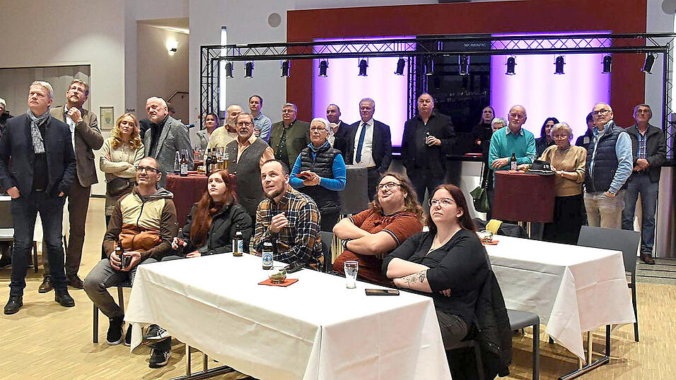 Bei der Wahlparty waren unter anderem Mitglieder der CSU, Freien Wähler, Linken, Grünen, SPD und von Bündnis Deutschland vertreten. Die AfD feierte in Breitenweinzier, die FDP in Landshut. Bei der Wahlparty waren unter anderem Mitglieder der CSU, Freien Wähler, Linken, Grünen, SPD und von Bündnis Deutschland vertreten. Die AfD feierte in Breitenweinzier, die FDP in Landshut.