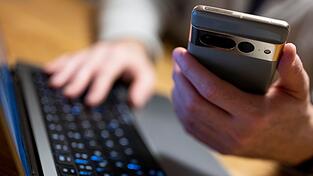 Schnell und bequem: Viele Menschen erledigen Bankgeschäfte per Online-Banking. (Symbolbild)