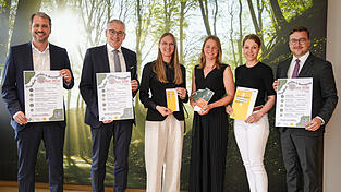 Landaus B&uuml;rgermeister Matthias Kohlmayer (v. l.), Landrat Werner Bumeder, die Organisatorinnen aus dem Landratsamt Verena Eberl, Miriam Heigl und Julia Dichtl sowie Dingolfings B&uuml;rgermeister Valentin Walk stellen die Initiative zur Bewegung vor.