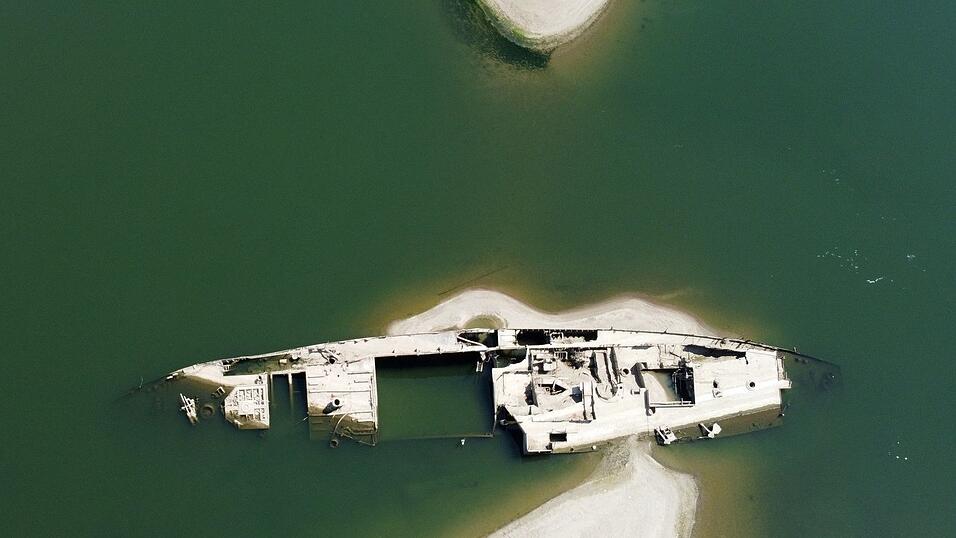 Das Niedrigwasser der Donau macht beim serbischen Prahovo versenkte alte Nazi-Schiffe sichtbar. Das Niedrigwasser der Donau macht beim serbischen Prahovo versenkte alte Nazi-Schiffe sichtbar.