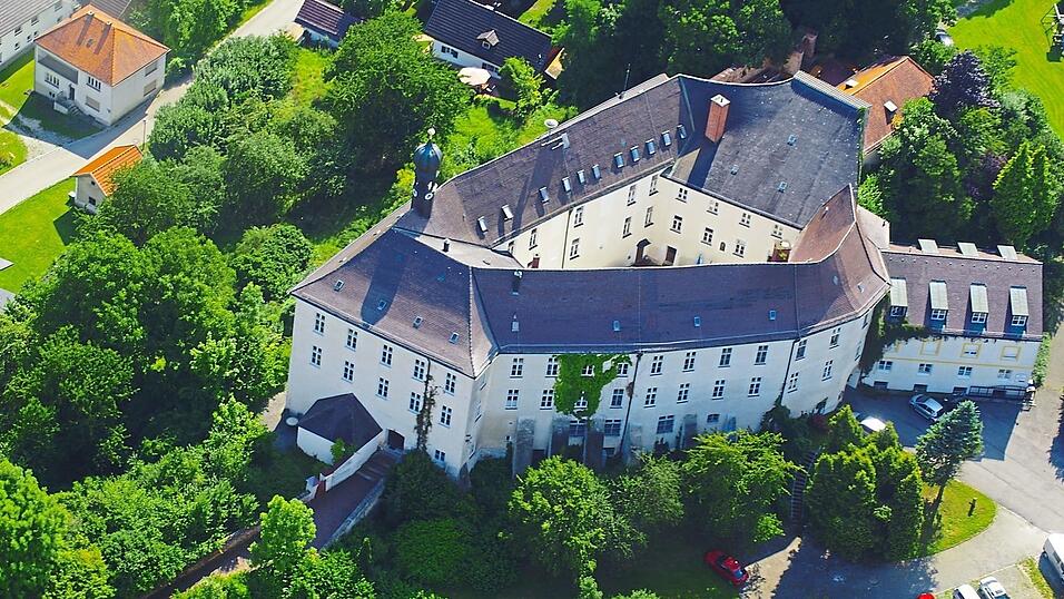 Das Schloss Poxau in seiner heutigen Form aus der Luft. Das Schloss Poxau in seiner heutigen Form aus der Luft.