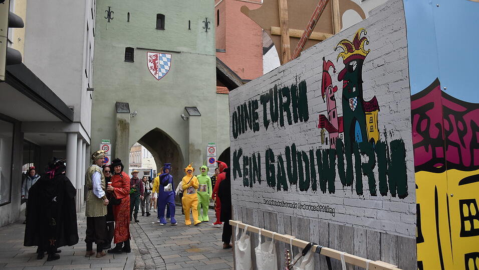 Der erste Wagen steht schon drei Stunden vor dem Umzug am Stadttor.
