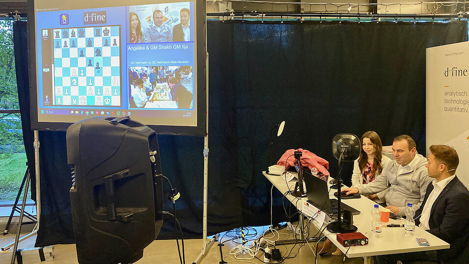 Im Foyer analysieren Experten die Partien im Livestream, der dort und im Internet gezeigt wird.