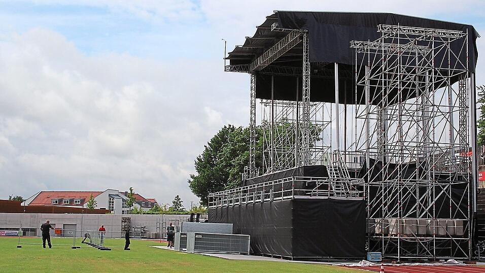 17 Meter hoch ist die Bühne für das Strandkorb-Open-Air. Seit Montag wird aufgebaut. In der kommenden Woche folgen die Strandkörbe. 17 Meter hoch ist die Bühne für das Strandkorb-Open-Air. Seit Montag wird aufgebaut. In der kommenden Woche folgen die Strandkörbe.