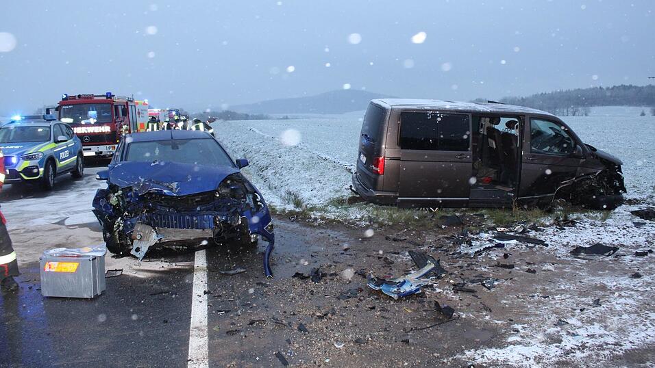 Ein VW Multivan, besetzt mit Vater und Sohn, prallte zwischen Pösing und Stamsried frontal in einen entgegenkommenden Ford, weil der VW-Fahrer zu spät bemerkte, dass ein vor ihm fahrender VW Sharan aufgrund eines Radfahrers abbremste.
