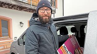 Die Wahlplakate hatte Michael Hirtreiter damals noch - frisch gedruckt - im Auto. Mittlerweile hat er sie längst aufgehängt.