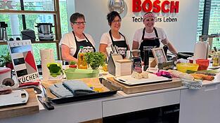 Julia Busch (rechts) hat es ins Finale geschafft von „Deutschland kocht“. Damit zählt sie bereits zu den vier besten Hobbyköchen Deutschlands. Unterstützt wird sie dabei von ihrer Mama und einer Freundin.