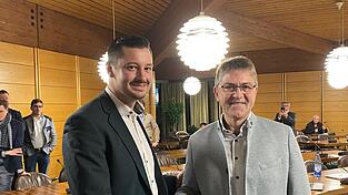 Hand drauf. Michael Multerer begl&uuml;ckw&uuml;nscht Christian Schindler zum Erfolg.