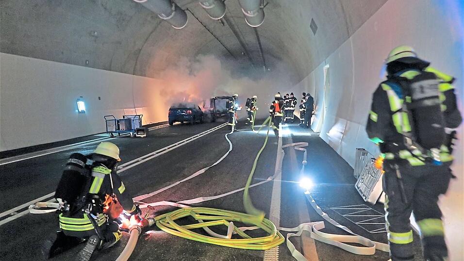 Der L&ouml;schangriff wird von der 'Anstr&ouml;mseite' durchgef&uuml;hrt mit der frischen Luft der Entrauchungsanlage im R&uuml;cken.