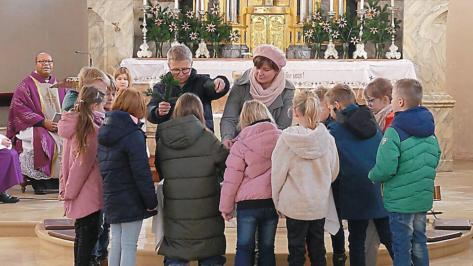 Besonders interessant war's am Adventskranz-Basteltisch. Besonders interessant war's am Adventskranz-Basteltisch.