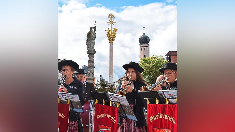 Bluval bringt von September bis November wieder vielf&auml;ltige Konzerte nach Straubing. - Gl&uuml;hwein und Schnee scheinen momentan noch in weiter Ferne, doch schon in drei Monaten er&ouml;ffnet der Christkindlmarkt.&nbsp;