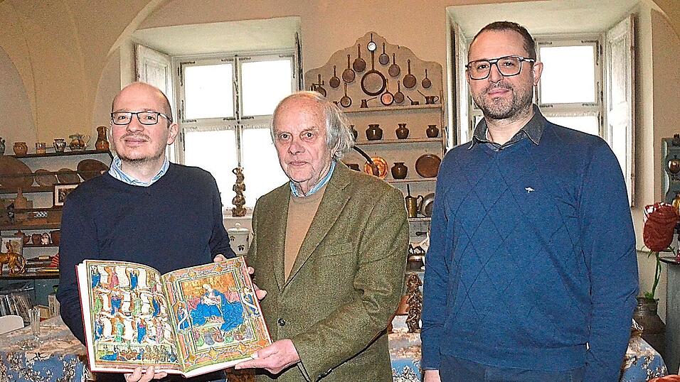 Die beiden Archivare Claudius Stein (links) und Gerald Stutz (rechts) überraschten den Baron mit einem Buch über die Münchner Prachtbibel. Die beiden Archivare Claudius Stein (links) und Gerald Stutz (rechts) überraschten den Baron mit einem Buch über die Münchner Prachtbibel.