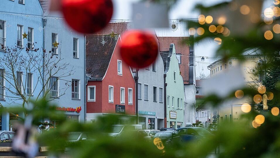 Wegen mutmaßlicher Anschlagspläne auf einen Weihnachtsmarkt im Raum Dingolfing - hier zu sehen das Stadtzentrum - sind fünf Männer festgenommen worden. Noch ist unbekannt, um welchen es sich handelt.
