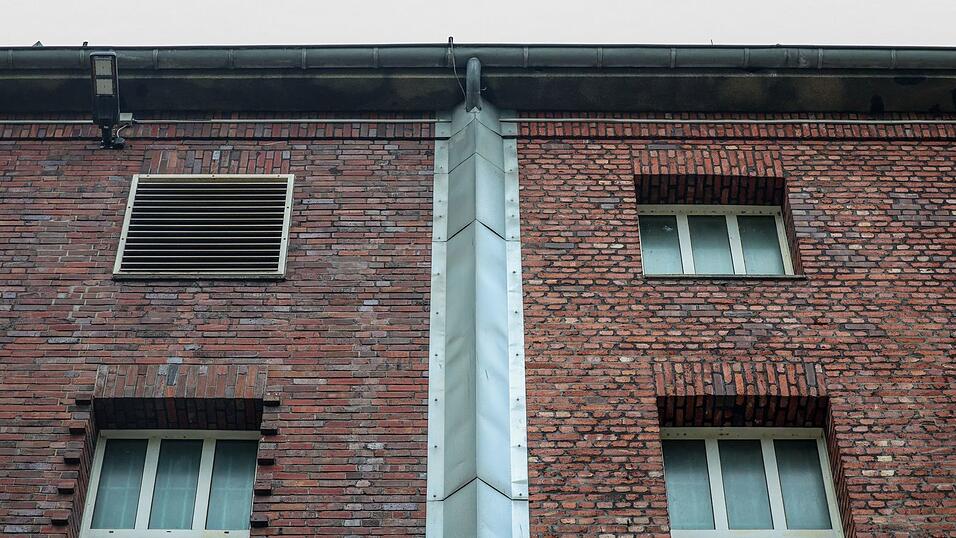 Regenrinne abgedeckt, Fassade ohne Halt für Kletterer - wie kam der Häftling auf das Dach? Regenrinne abgedeckt, Fassade ohne Halt für Kletterer - wie kam der Häftling auf das Dach?
