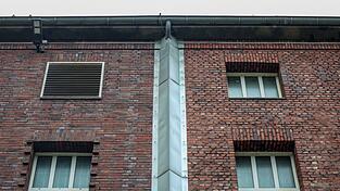Regenrinne abgedeckt, Fassade ohne Halt für Kletterer - wie kam der Häftling auf das Dach? Regenrinne abgedeckt, Fassade ohne Halt für Kletterer - wie kam der Häftling auf das Dach?