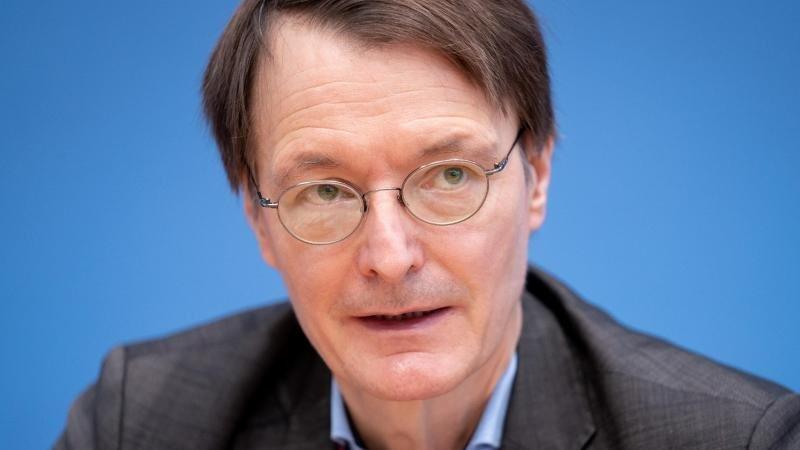 Auf das Auto von Karl Lauterbach (SPD) wurde ein Farbanschlag ver&uuml;bt.