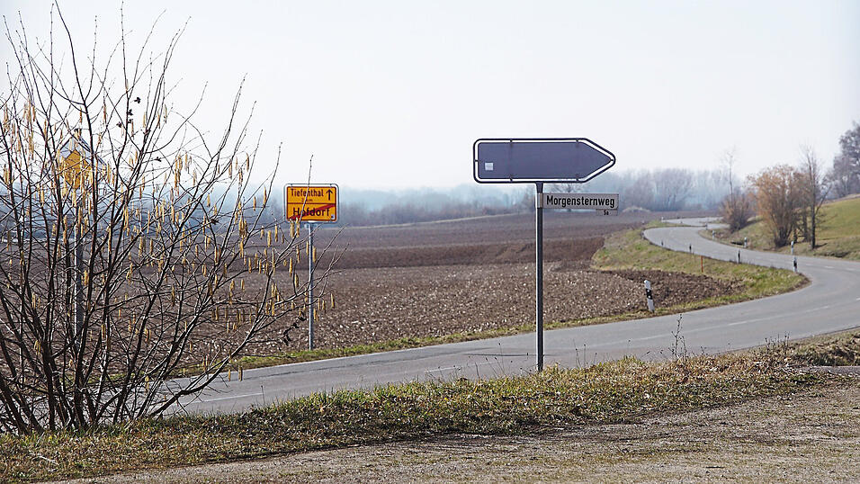 Der Parkplatz des Gasthauses Kerscher am Morgensternweg. Hier soll das neue Hofdorfer Feuerwehrhaus entstehen.