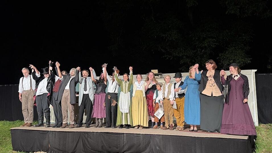 Verdiente Standing Ovations gab es am Schluss für die Schauspieler des Burgfestspielevereins. Verdiente Standing Ovations gab es am Schluss für die Schauspieler des Burgfestspielevereins.