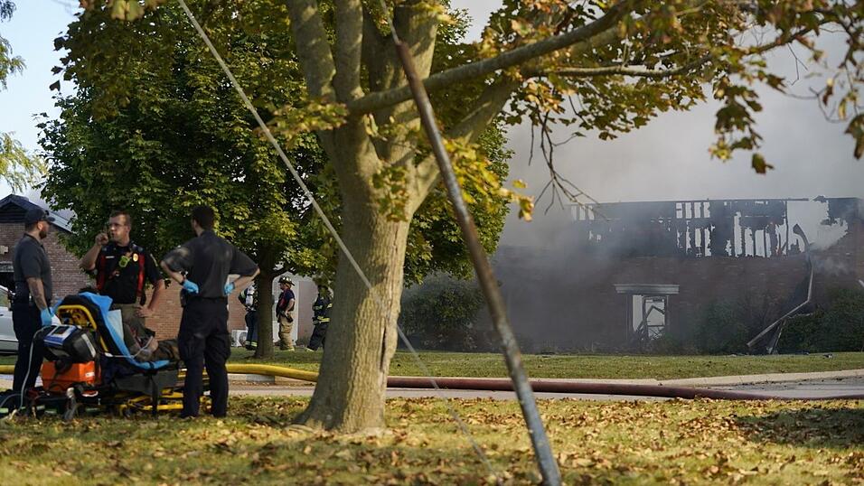 Ersten Informationen zufolge rammte ein Mann mit seinem Auto das Kirchengebäude, schoss auf Anwesende und legte einen Brand. Ersten Informationen zufolge rammte ein Mann mit seinem Auto das Kirchengebäude, schoss auf Anwesende und legte einen Brand.