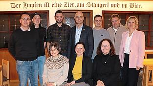 Die CSU/Bürgerforum-Kandidatinnen und Kandidaten mit Bürgermeister Franz Högl (hinten Mitte), der sich wieder um das Amt bemüht. In den Händen von CSU-Ortsvorsitzender Petra Högl (rechts) lag die Wahlleitung. Die CSU/Bürgerforum-Kandidatinnen und Kandidaten mit Bürgermeister Franz Högl (hinten Mitte), der sich wieder um das Amt bemüht. In den Händen von CSU-Ortsvorsitzender Petra Högl (rechts) lag die Wahlleitung.