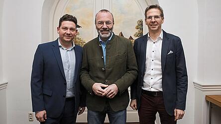 Manfred Weber (Mitte) warb beim Wahlkampfabschluss der CSU f&uuml;r den Oberb&uuml;rgermeister-Kandidaten Thomas Haslinger (links) und die CSU-Stadtratsliste um Fraktionsvorsitzenden Thomas K&uuml;ffner.