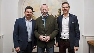 Manfred Weber (Mitte) warb beim Wahlkampfabschluss der CSU f&uuml;r den Oberb&uuml;rgermeister-Kandidaten Thomas Haslinger (links) und die CSU-Stadtratsliste um Fraktionsvorsitzenden Thomas K&uuml;ffner.