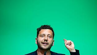 Felix Banaszak warnt davor, AfD und Linke gleichzusetzen. (Archivbild)