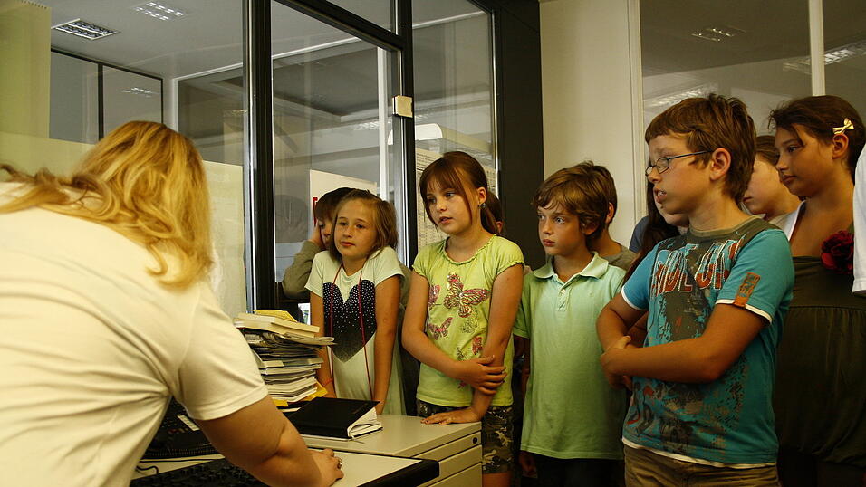 Die 4a und 4b der Grundschule Alburg besuchte am Donnerstag, 11. Juli, zusammen mit ihren Lehrerinnen Frau Scheer und Frau Schill das Verlagshaus des Straubinger Tagblatts. (Foto: Pfeffer) Die 4a und 4b der Grundschule Alburg besuchte am Donnerstag, 11. Juli, zusammen mit ihren Lehrerinnen Frau Scheer und Frau Schill das Verlagshaus des Straubinger Tagblatts. (Foto: Pfeffer)