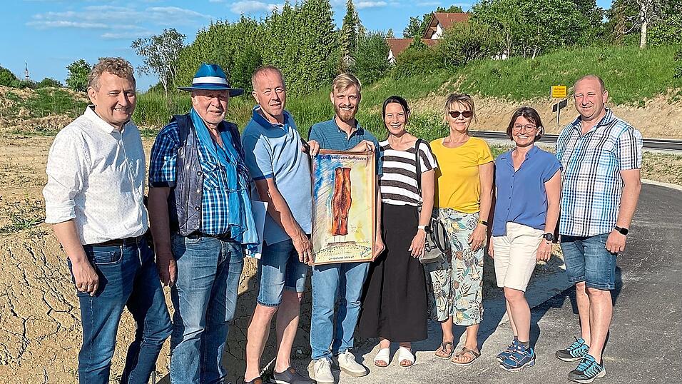 Bei einem Ortstermin traf sich der K&uuml;nstler mit dem B&uuml;rgermeister und Mitgliedern des Ortsausschusses: Josef Beham (v.l.), Gerhard Kadletz, Heribert Heininger, Thomas Maier, Beate Ortmeier, Gabriele Renner, Bauamtsleiterin Sabine Forstner und Johannes Karg.