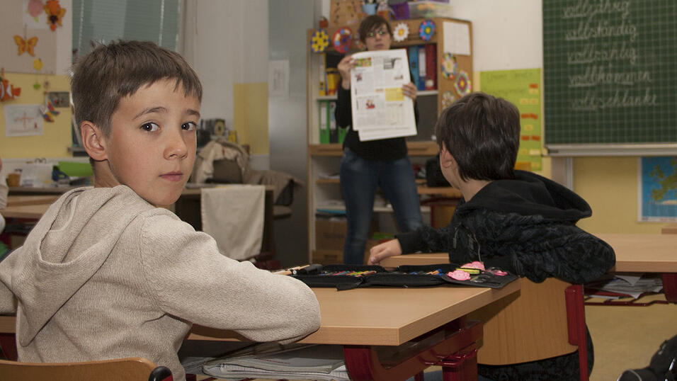 Zwei Schülerinnen der 4b der Grundschule St. Peter in Straubing schlüpften für eine Stunde in die Rolle der Fotografen. Fleißig fotografierten sie ihre Mitschüler beim Besuch der Redakteurin Tanja Pfeffer. Zwei Schülerinnen der 4b der Grundschule St. Peter in Straubing schlüpften für eine Stunde in die Rolle der Fotografen. Fleißig fotografierten sie ihre Mitschüler beim Besuch der Redakteurin Tanja Pfeffer.