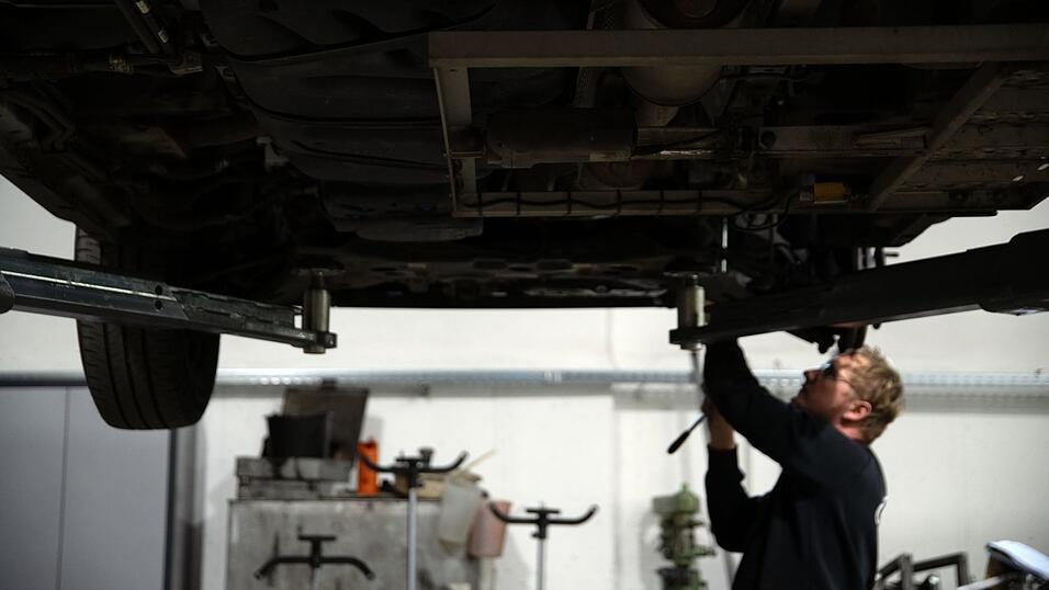 Nicht nur der Werkstattbesuch hat sich f&uuml;r Autofahrer in den vergangenen Jahren erheblich verteuert. (Archivbild)