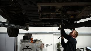 Nicht nur der Werkstattbesuch hat sich f&uuml;r Autofahrer in den vergangenen Jahren erheblich verteuert. (Archivbild)