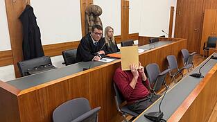 F&uuml;r den Mord mit einer Armbrust muss der Angeklagte lebenslang ins Gef&auml;ngnis.