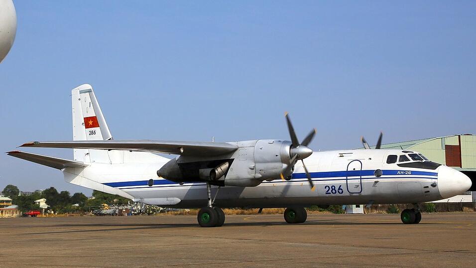 Ein Flugzeug ist &uuml;ber der von Russland besetzten ukrainischen Schwarzmeer-Halbinsel Krim abgest&uuml;rzt. (Symbolbild)
