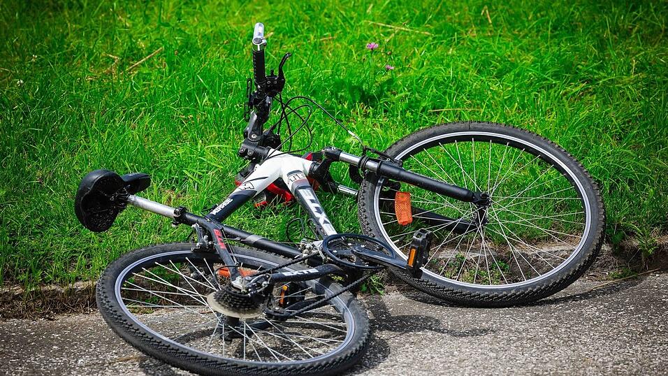 Der Mann musste zur station&auml;ren Behandlung ins Krankenhaus gebracht werden. (Symbolbild)