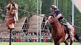 Für viele Veranstaltungen der Landshuter Hochzeit braucht man Eintrittskarten, so zum Beispiel auch für die Reiter- und Ritterspiele am Sonntagnachmittag während der Aufführungszeit. Für viele Veranstaltungen der Landshuter Hochzeit braucht man Eintrittskarten, so zum Beispiel auch für die Reiter- und Ritterspiele am Sonntagnachmittag während der Aufführungszeit.