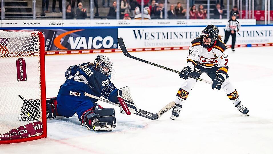 Schuss ins Glück: DEB-Stürmerin Franziska Feldmeier (r.) machte mit dem dritten Tor im Penaltyschießen den Deckel zum 3:2 drauf. Schuss ins Glück: DEB-Stürmerin Franziska Feldmeier (r.) machte mit dem dritten Tor im Penaltyschießen den Deckel zum 3:2 drauf.