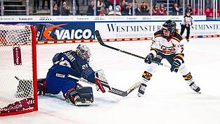 Schuss ins Glück: DEB-Stürmerin Franziska Feldmeier (r.) machte mit dem dritten Tor im Penaltyschießen den Deckel zum 3:2 drauf. Schuss ins Glück: DEB-Stürmerin Franziska Feldmeier (r.) machte mit dem dritten Tor im Penaltyschießen den Deckel zum 3:2 drauf.