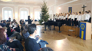 In der Seligenthaler Aula gab es den ganzen Tag über Musik zu hören - wie hier von einem Chor. In der Seligenthaler Aula gab es den ganzen Tag über Musik zu hören - wie hier von einem Chor.