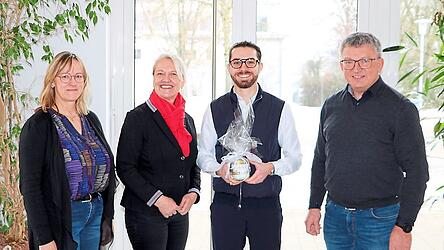 Schulleiterin Lucia Wuddi (von links), Alexandra Kohlh&auml;ufl von der IHK, Referent Philipp Mann und Schulrat Michael Sch&uuml;tz.