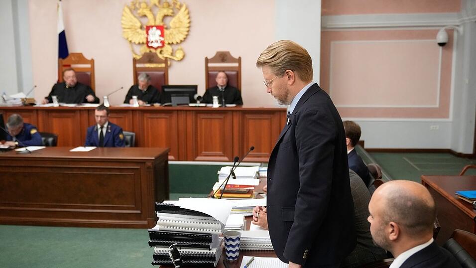 In einer Berufungsverhandlung beschäftigt sich Russlands Oberstes Gericht erneut mit dem Ausschluss der Anti-Kriegspartei Jabloko von der Parlamentswahl im September. In einer Berufungsverhandlung beschäftigt sich Russlands Oberstes Gericht erneut mit dem Ausschluss der Anti-Kriegspartei Jabloko von der Parlamentswahl im September.