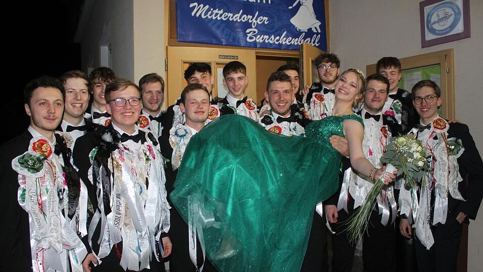 Die Mitterdorfer Burschen feiern mit ihrer K&ouml;nigin Laura eine rauschende Ballnacht.