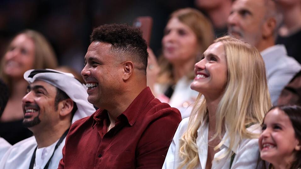 Ex-Fu&szlig;ballstar Ronaldo (Mitte) f&uuml;hlte sich gut unterhalten